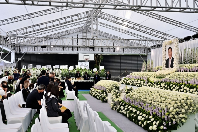 悼念區以白色鮮花為主調。 劉駿軒攝