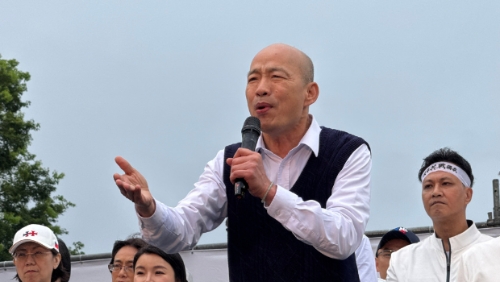 國民黨26日在凱道舉行 “反綠、戰獨裁，凱道一起站出來！”活動，“立法院長”韓國瑜上臺致詞。