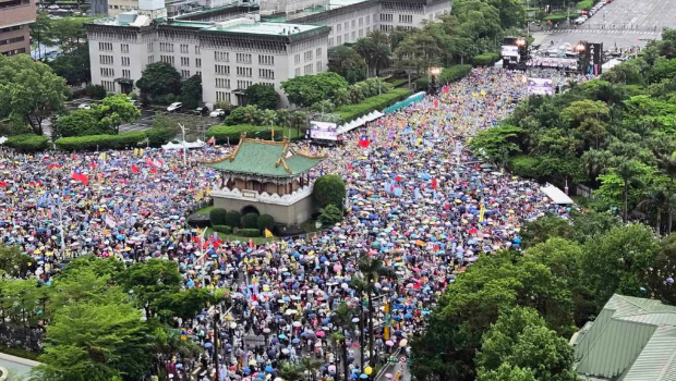 國民黨號召426上凱道“反綠戰獨裁”，景福門空拍畫面超震撼。