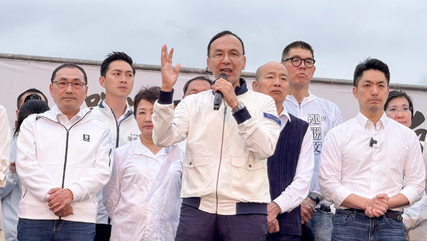 國民黨26日在凱道舉行 “反綠、戰獨裁，凱道一起站出來！”活動，黨主席朱立倫上臺致詞。