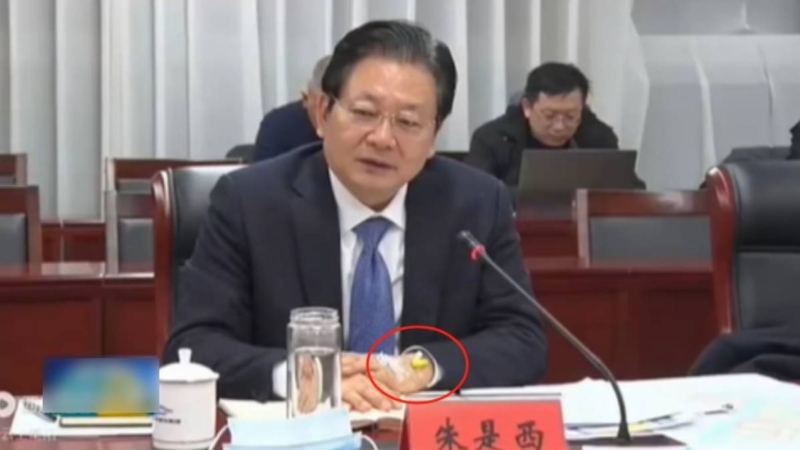河南網紅官員朱是西曾插著留置針開會被批評作秀。 南陽新聞.jpg