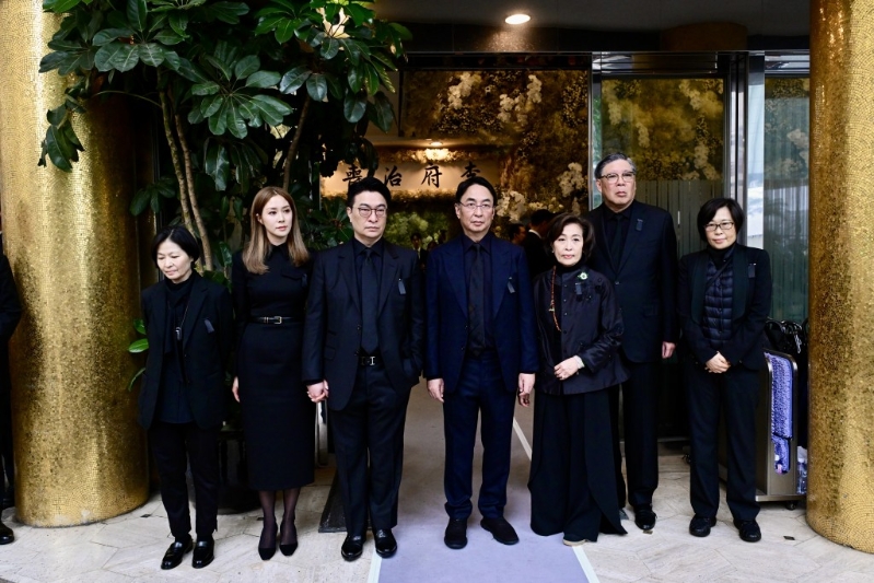 李兆基家人在香港殯儀館外見傳媒。 劉駿軒攝