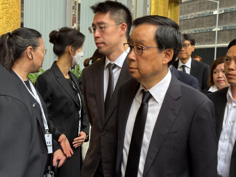 新地執行董事郭基煇、副董事總經理雷霆到場。