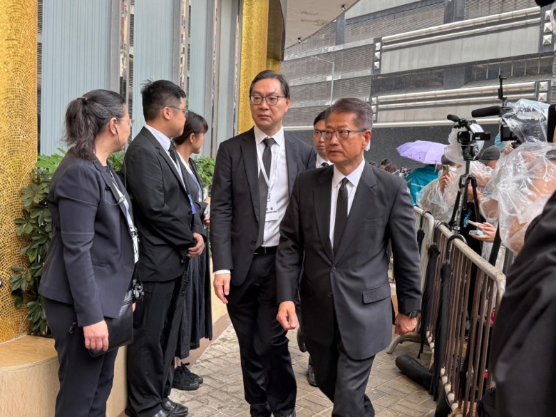 財政司司長陳茂波（右）。