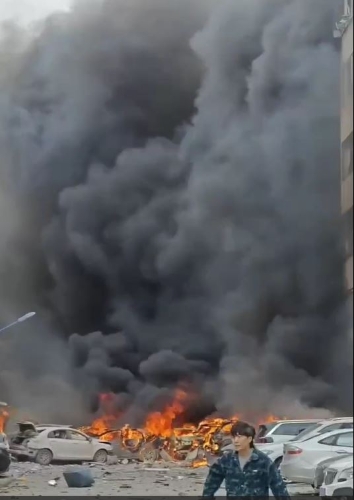 爆炸后多輛汽車起火燃燒。