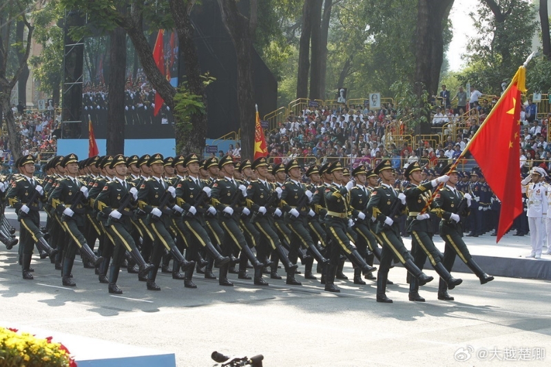 解放軍儀仗隊參加越南閱兵。