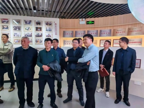 郭從愿長子郭榮賢（中）也熱心僑務。