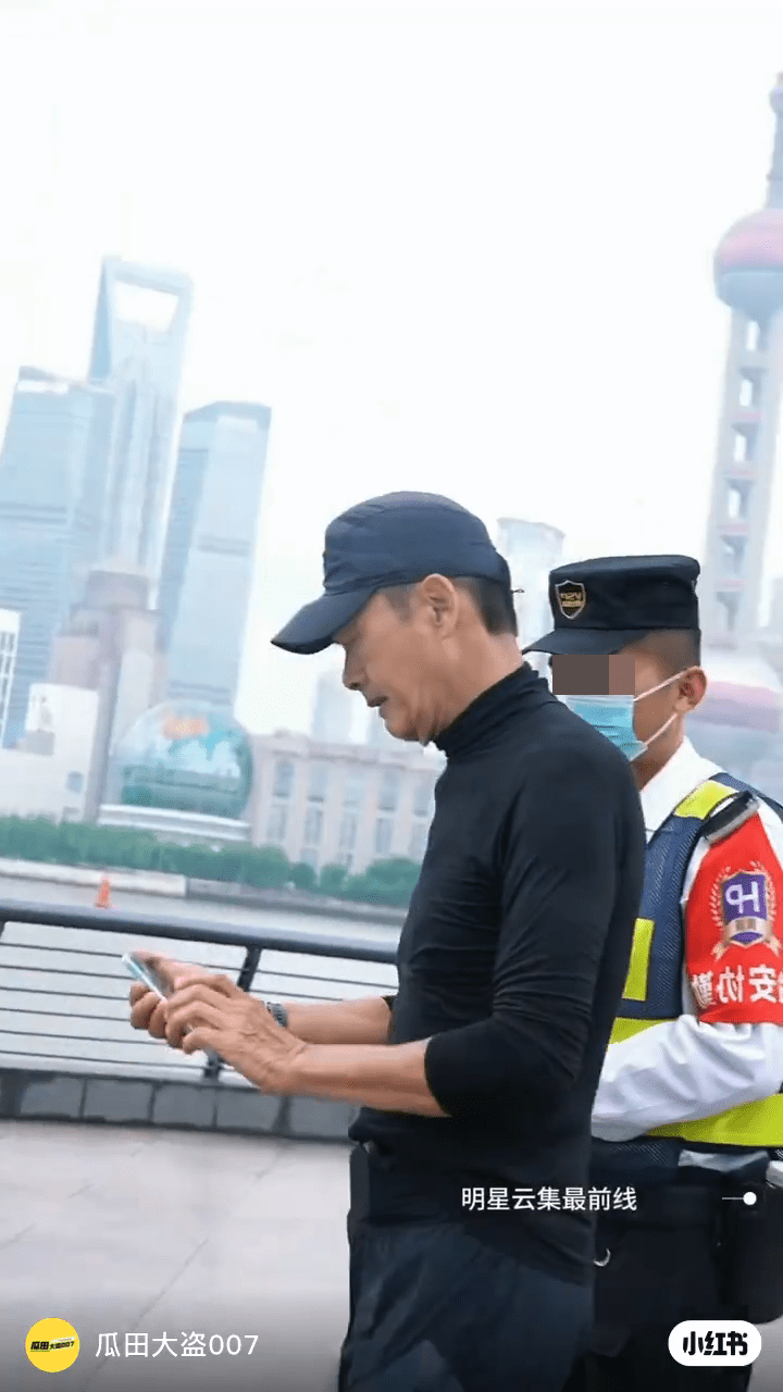 近日有影片流出，見到周潤發于上海練跑，于外灘遇上粉絲要求合照。.png