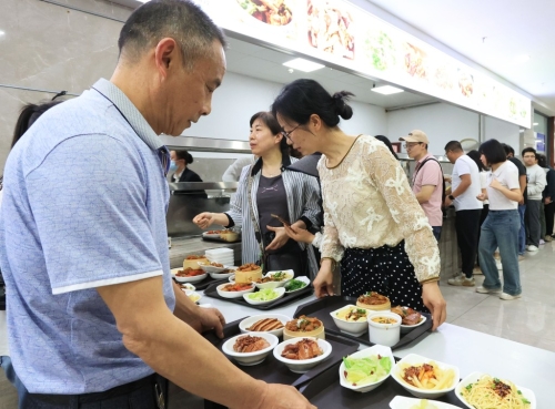 游客到政府食堂用餐，可享價廉物美的食物。中新社