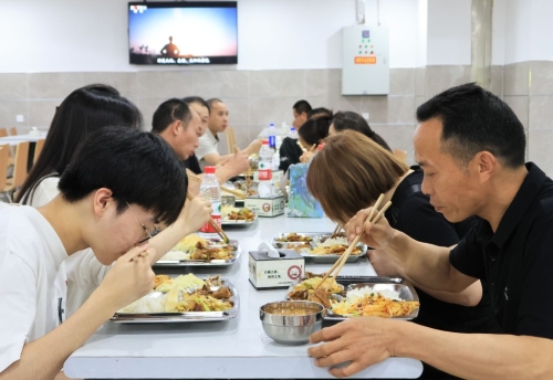 政府食堂深受民眾歡迎。中新社