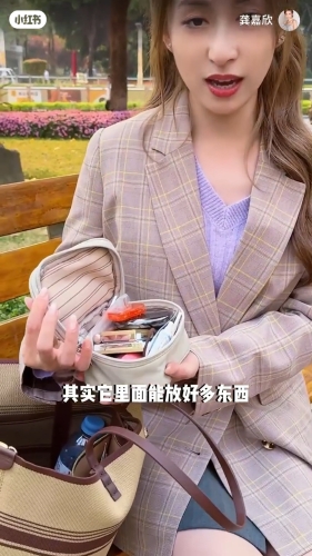 龔嘉欣拍了一段開箱片，原來她的包包乜都有，似足百寶袋。