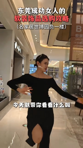在導覽過程中，于淼都以夸張的口吻與動作展示不同家居場景，陸續解說不同裝飾品的特色，十分專業。