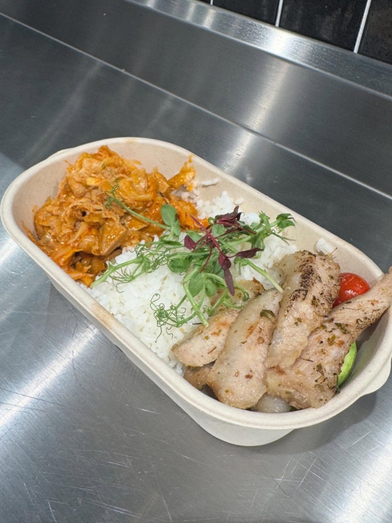 不過，如此定價對事主來說挑戰也不少，他解釋“68蚊既兩餸飯好似好貴，foodcost大約20蚊，人手得兩個，空間又冇”。