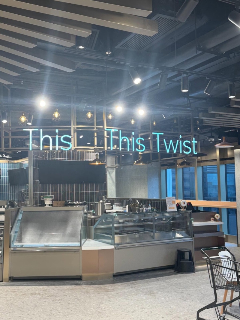 事主籌備的兩餸飯店，位于灣仔合和中心的高級超市內，所以主攻客群是一幫甲級商廈的上班族。
