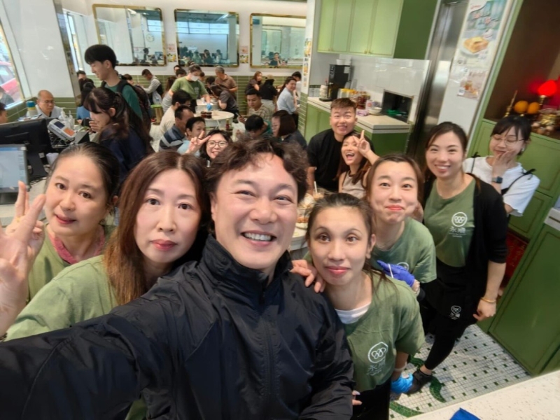 陳奕迅近日與爸爸一同光顧永順食店，遭在場食客“野生捕獲”?。▓D片來源：永順食店）