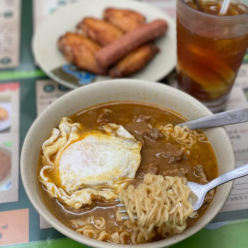 永順食店公開Eason的心水配搭，透露他點了沙嗲牛肉面配豬扒以及熱奶茶。（圖片來源：永順食店）