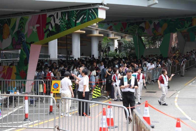 中環纜車站大排長龍。 何家豪攝