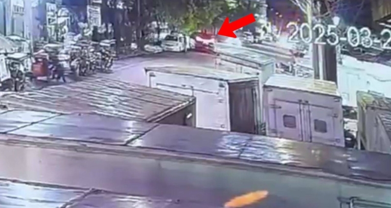 菲律賓“鋼鐵大王”郭從愿乘坐的七人車（箭咀示）被棄置街頭的影片曝光。