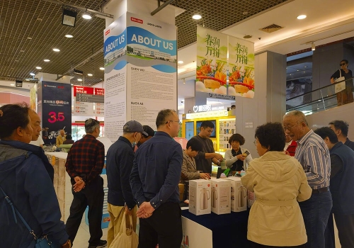 上海環球港出口商品展銷會于五一前開幕，吸引民眾選購貨品。
