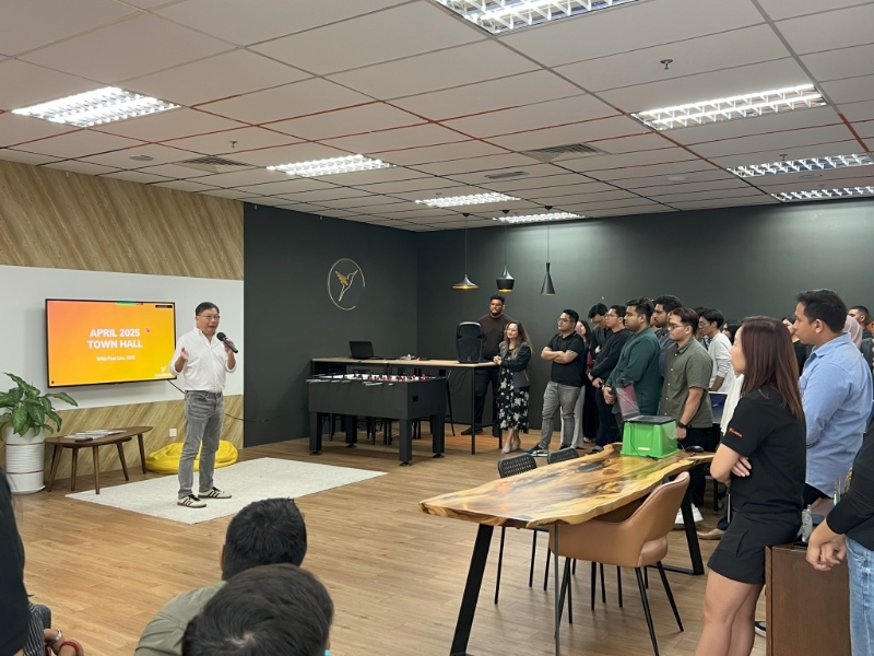 盧家培每月會飛到一個海外市場視察，并召開員工大會，聽取當地員工匯報。.jpeg