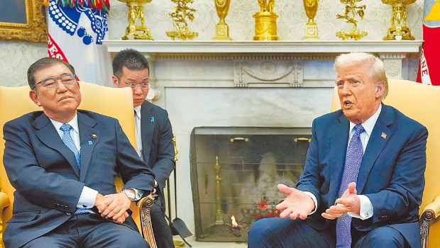 對比日本不斷釋出與美國關稅談判的部分內容，日本政府態度也日趨強硬。專家質疑有關對美關稅談判上，許多訊息卻不披露。圖為日本首相石破茂日前與美國總統特朗普會談。
