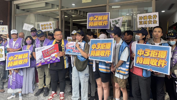 臺中罷免中二選區藍委顏寬恒和中三選區藍委楊瓊瓔團體6日前往臺中市選委會送件，分別送進3萬3099件和2萬6775分聯署書。
