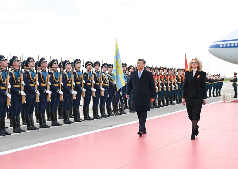 當地時間5月7日晚，國家主席習近平乘專機抵達莫斯科，應俄羅斯總統普京邀請，對俄羅斯進行國事訪問并出席紀念蘇聯偉大衛國戰爭勝利80周年慶典。俄方在機場舉行隆重迎接儀式。這是習近平檢閱儀仗隊。新華社