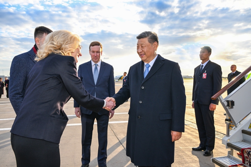 當地時間5月7日晚，國家主席習近平乘專機抵達莫斯科，應俄羅斯總統普京邀請，對俄羅斯進行國事訪問并出席紀念蘇聯偉大衛國戰爭勝利80周年慶典。習近平抵達莫斯科伏努科沃專機機場時，俄羅斯副總理戈利科娃等政府高級官員熱情迎接。新華社
