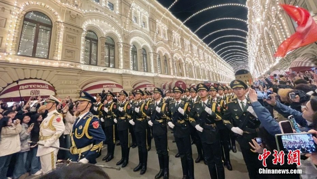中國人民解放軍儀仗司禮大隊震撼亮相，受到華僑華人、留學生和當地民眾熱烈歡迎