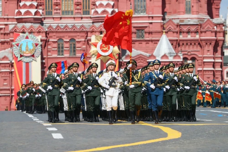 中國人民解放軍三軍儀仗隊方隊軍容嚴整、士氣高昂，邁著堅定有力的步伐走過紅場。