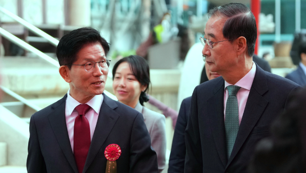 原總統候選人金文洙（左）將被撤換，由無黨籍總統候選人韓悳洙（右）上陣。