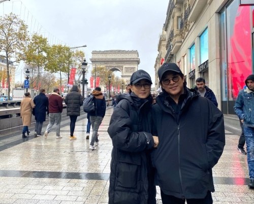 李連杰與太太利智結婚多年，依然很恩愛。