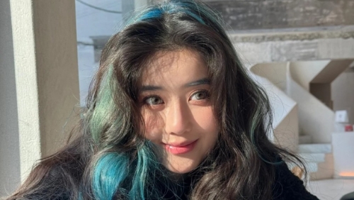 25歲新生代女星李凱馨是星二代，爸爸是新加坡男星俞宏榮，媽媽是新加坡主持人權怡鳳，屬新加坡國籍。
