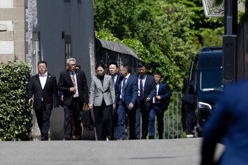 中國代表團離開日內瓦談判現場。路透社.jpg