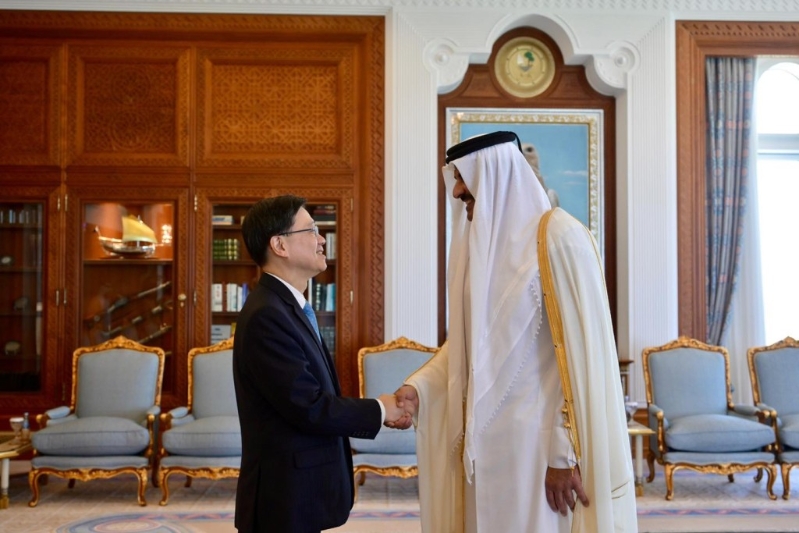 李家超與卡塔爾埃米爾、國家元首HH Sheikh Tamim bin Hamad Al Thani會面，就加強香港與卡塔爾的經貿、投資及人文合作深入交流。 李家超fb