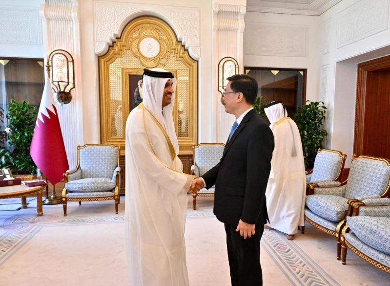 李家超與卡塔爾首相兼外交大臣HE Sheikh Mohammed bin Abdulrahman Al Thani會面，邀請卡塔爾探索利用香港作為國際金融中心和國際創科中心的優勢，發掘投資和商業機遇。 李家超fb