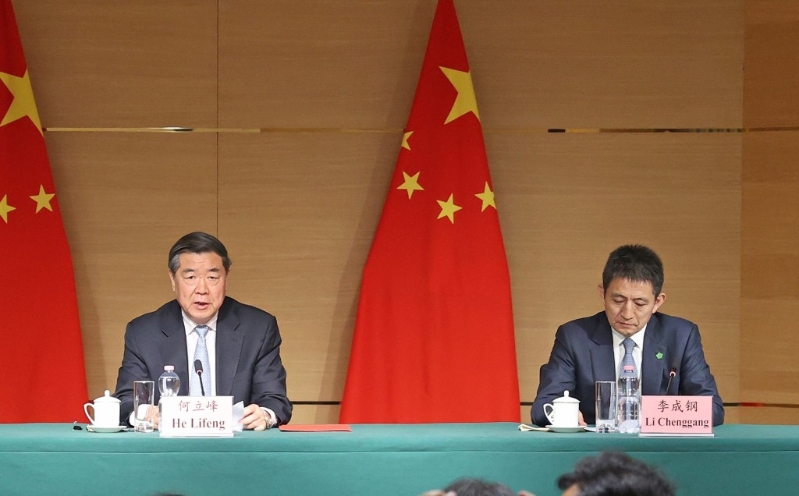 何立峰和李成鋼在記者會上。 新華社