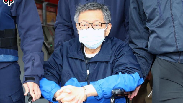 民眾黨前主席柯文哲因京華城等案羈押于臺北看守所，經三度戒護就醫，因輸尿管結石造成左腎積水，送至“衛福部”臺北醫院開刀取出輸尿管結石，3日柯文哲（下）在矯正署人員戒護下出院返回臺北看守所。