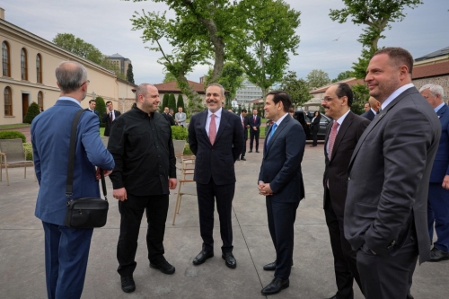 烏克蘭國防部長Rustem Umerov、土耳其外交部長Hakan Fidan、美國國務卿Marco Rubio、土耳其情報局（MIT）局長Ibrahim Kalin和烏克蘭總統辦公室主任Andriy Yermak在土耳其、美國、烏克蘭三邊會談前聊天。