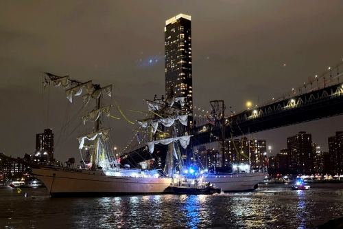 載200人墨西哥軍艦撞美大橋！