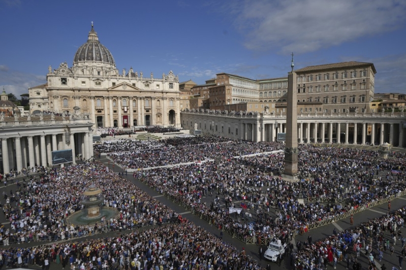 首位美國籍教宗良14世（Pope Leo XIV）就職，數以10萬人涌到教廷參與典禮。 美聯社.jpg
