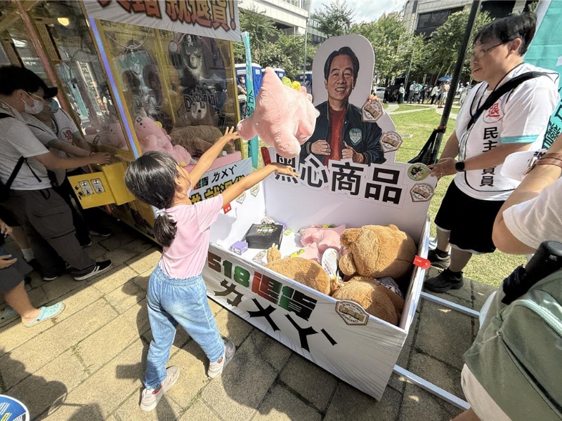 民眾把退貨娃娃砸向賴清德立牌。中時