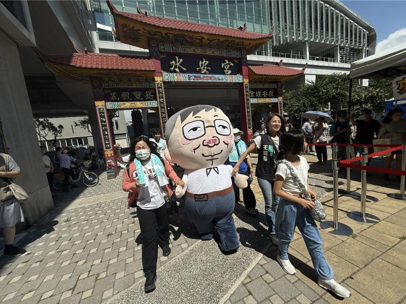民眾黨支持群眾引領柯文哲娃娃走進會場，一路高喊“賴清德下臺”。