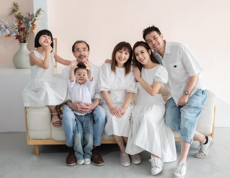 楊洛婷大曬三代同堂的照片。