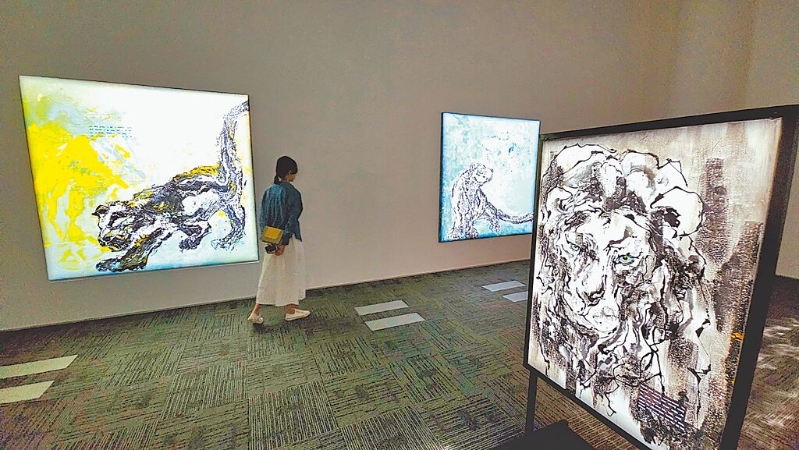 橙果設計創辦人蔣友柏17日就在北京舉辦首次美術館個展，融合東西方文化吸引年輕人前來參觀。.jpg