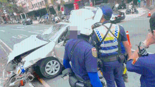 七旬司機沖撞路人后，撞擊中央分隔島受困車上。 中時