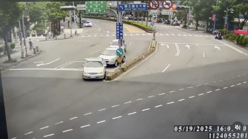 死亡車禍前1分鐘，78歲肇事者余文正在前一個路口要左轉時，不慎撞分隔島卡住。