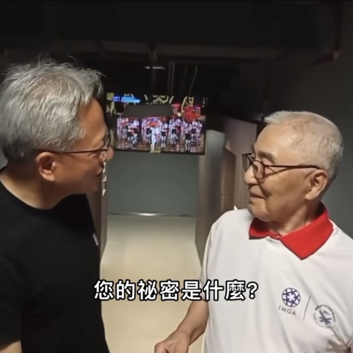黃仁勛問林友茂長壽的秘訣。 facebook 張哲生