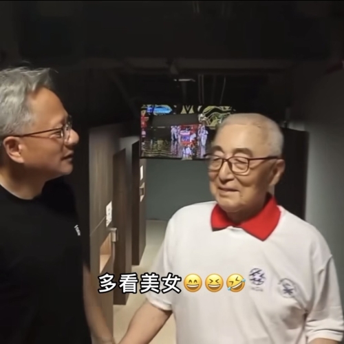 黃仁勛無奈不知怎樣回話，林友茂指著身邊包括女性的義工記者等人重覆一遍說：“多看美女?！?facebook 張哲生