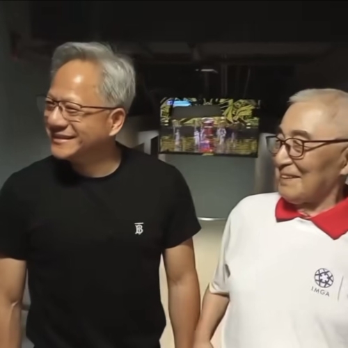 黃仁勛尷尬笑打圓場。